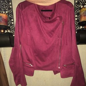 Cute little jacket!! Very sporty!!